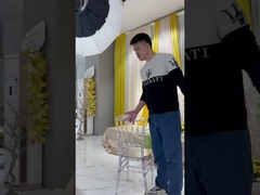 शादी के भोज कार्यक्रम में स्टैकेबल फीनिक्स राल चौरी कुर्सियों का उपयोग किया जाता है